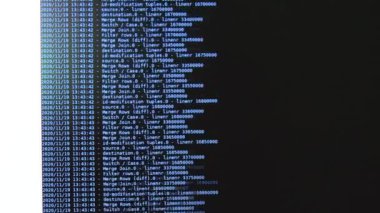 Mavi bilgisayar yazılım kodu siyah ekranda hareket ediyor. Bilgisayar hackleme işlemi, pc ekranında çalışan ve akan dinamik metin