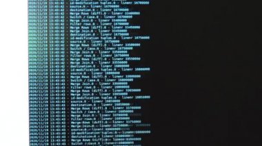 Siyah ekranda hareket eden gök mavisi bilgisayar yazılım kodu. Bilgisayar hackleme işlemi, pc ekranında çalışan ve akan dinamik metin