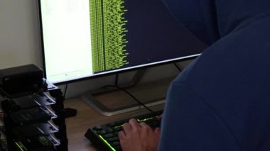 Bir hacker saldırı için sarı kod yazar. Bilgisayarınızla bir virüs programlayın