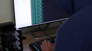Bir hacker saldırı için gök mavisi kodu yazar. Bilgisayarınızla bir virüs programlayın