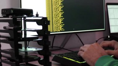 Bir hacker saldırı için sarı kod yazar. Bilgisayarınızla bir virüs programlayın