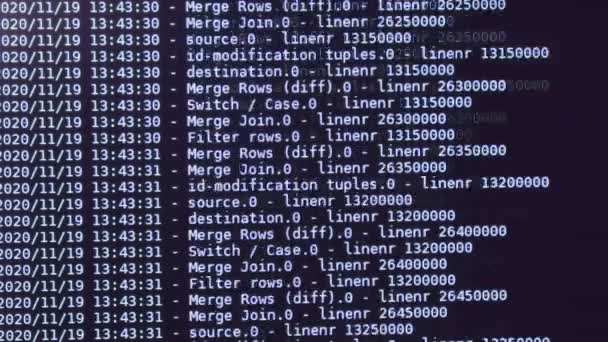 ブラックモニター上で動くブルーコンピューターソフトウェアコード プロセス中のコンピュータのハッキング 動的なテキストの実行とPc画面上で流れる — ストック動画