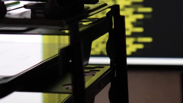 Codice Del Computer Giallo Che Muove Monitor Nero Riflette Sul — Video Stock