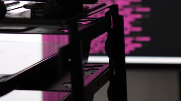 粉色计算机软件代码在黑色监视器上移动 反映在玻璃上 基于机架服务器 动态文本在Pc屏幕上运行和运行的过程中的计算机黑客行为 — 图库视频影像