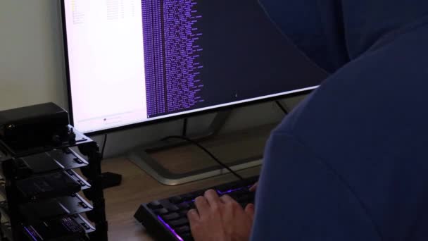 Hacker Escreve Código Violeta Para Ataque Programar Vírus Com Seu — Vídeo de Stock