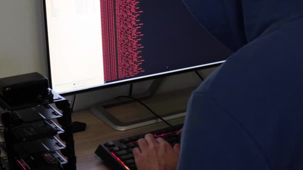 Hackerský Muž Píše Červený Kód Pro Útok Program Virus Počítačem — Stock video