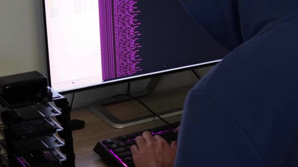 Seorang Hacker Menulis Kode Ungu Untuk Serangan Program Virus Dengan — Stok Video