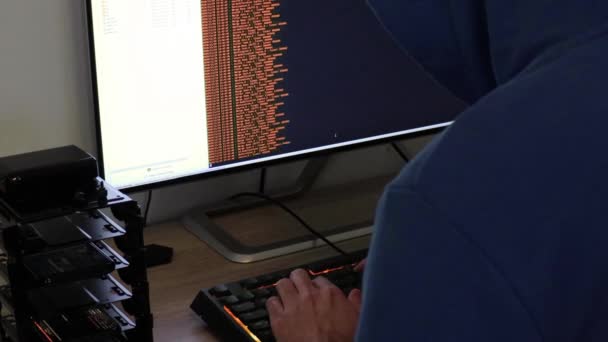 Een Hacker Schrijft Oranje Code Voor Een Aanval Programmeer Een — Stockvideo