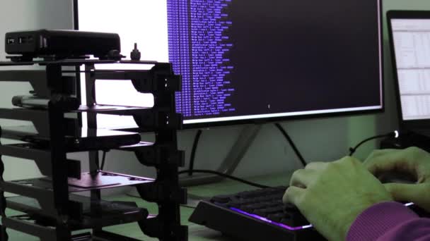 Een Hacker Schrijft Violette Code Voor Een Aanval Programmeer Een — Stockvideo