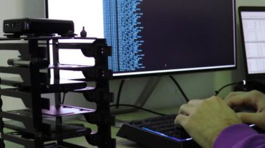 Bir hacker saldırı kodunu yazar. Bilgisayarınızla bir virüs programlayın
