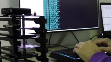 Bir hacker saldırı için gök mavisi kodu yazar. Bilgisayarınızla bir virüs programlayın