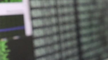 Siyah monitörde hareket eden beyaz bilgisayar yazılım kodu camların dağılmasını yansıtıyor. Raf sunucu tabanı, dinamik metin çalışan ve pc ekranında akan soyut bilgisayar hack 'leme işlemi.