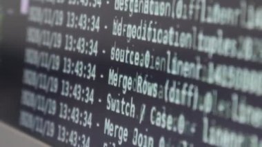 Siyah monitörde hareket eden beyaz bilgisayar yazılım kodu camların dağılmasını yansıtıyor. Raf sunucu tabanı, dinamik metin çalışan ve pc ekranında akan soyut bilgisayar hack 'leme işlemi.