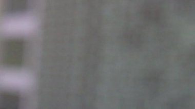 Beyaz bilgisayar yazılım kodu siyah ekranda hareket ediyor. Bilgisayar hackleme işlemi, pc ekranında çalışan ve akan dinamik metin