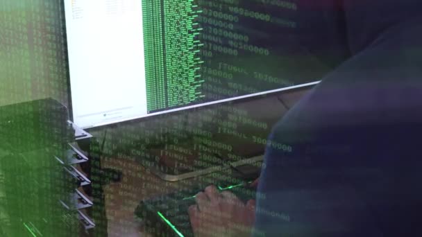Хакер Пишет Зеленый Код Атаки Запрограммируйте Вирус Помощью Компьютера — стоковое видео
