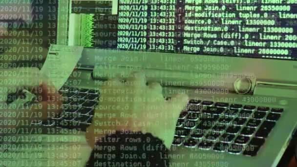 Seorang Hacker Menulis Kode Hijau Untuk Serangan Program Virus Dengan — Stok Video