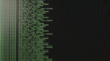 Siyah ekranda hareket eden yeşil bilgisayar yazılım kodu. Bilgisayar hackleme işlemi, pc ekranında çalışan ve akan dinamik metin.