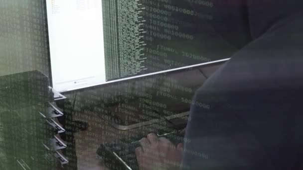 Хакер Пишет Белый Код Атаки Запрограммируйте Вирус Помощью Компьютера — стоковое видео