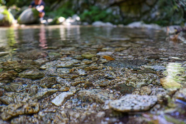 在山上的一条河 上面有岩石和巨石 — 图库照片