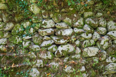 Taş, tuğla ve betondan yapılmış eski duvar dokusu. Eski ev ve binalar.