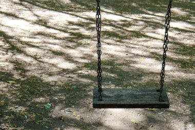 Dağlardaki ağaçların gölgesinde sallan.