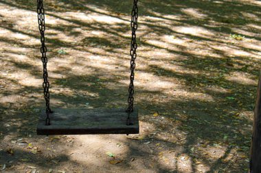 Dağlardaki ağaçların gölgesinde sallan.