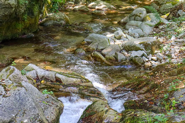 Rio Nas Montanhas Com Pedras Rochas — Fotografia de Stock