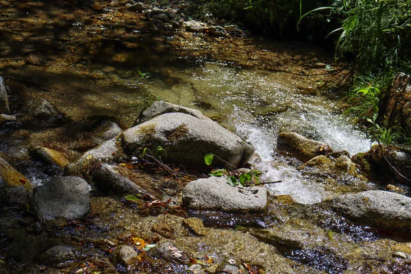 在山上的一条河 上面有岩石和巨石 — 图库照片