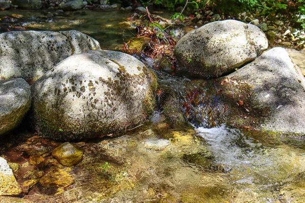 在山上的一条河 上面有岩石和巨石 — 图库照片