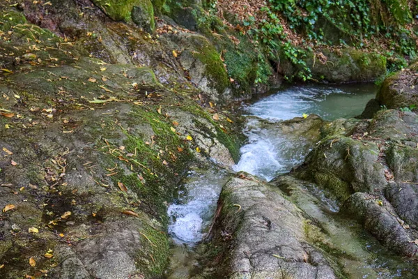 岩や岩のある山の中の川は — ストック写真