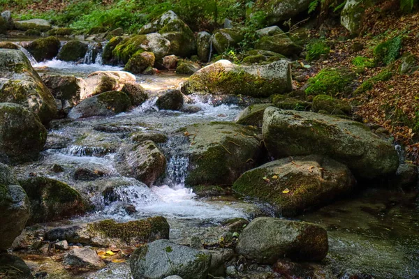 岩や岩のある山の中の川は — ストック写真