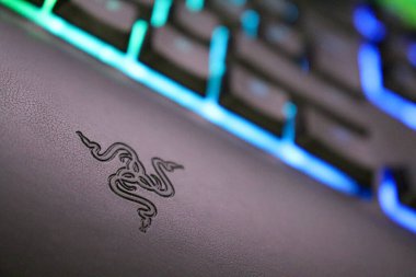 Ornata Chroma klavyesinin derisine işlenmiş Razer sembolü, aydınlatmalı ve renkli tuşlar.