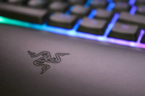 Ornata Chroma klavyesinin derisine işlenmiş Razer sembolü, aydınlatmalı ve renkli tuşlar.