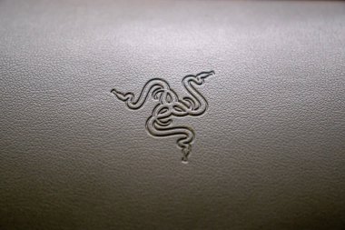 Oyun klavyesinin siyah derisine kazınmış Razer logosu..