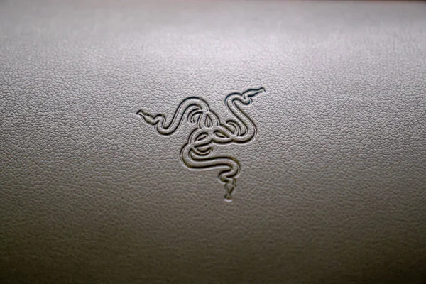 Oyun klavyesinin siyah derisine kazınmış Razer logosu..