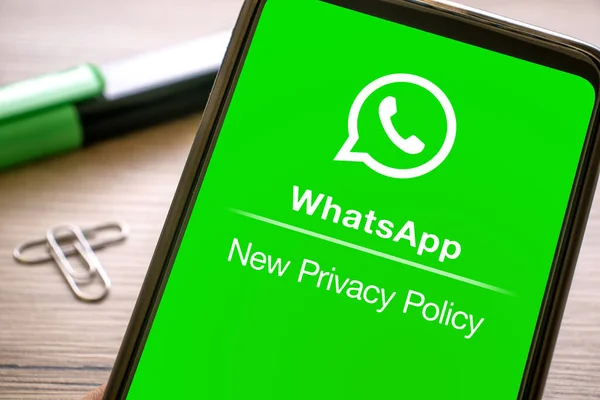 Napisane Whatsapp Nowa Polityka Prywatności Zielonym Ekranie Smartfona Telefon Nowym Zdjęcie Stockowe