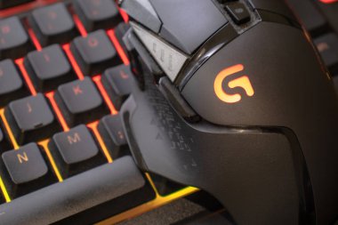 Logitech g502 kahraman oyun faresi kırmızı ışıklı oyun klavyesinde, yakın çekim. pc üzerinde oynanacak aygıtlar. Verona, 08-02-21