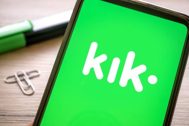 Akıllı telefonun yeşil ekranında kik logosu var. Telefondaki mesaj uygulaması. İtalya, Verona, 17-02-21