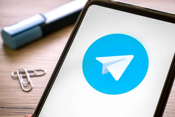 Logo Telegram Pada Layar Biru Smartphone Aplikasi Pesan Ponsel Anda Stok Foto Bebas Royalti