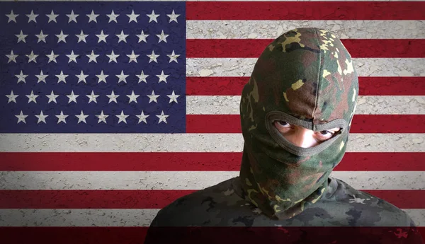Arkasında Abd Bayrağı Olan Öfkeli Amerikalı Asker Kamuflajlı Amerika Savaşı — Stok fotoğraf