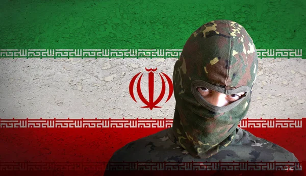 Tentara Iran Yang Marah Dengan Bendera Iran Dibelakang Militer Pria Stok Gambar