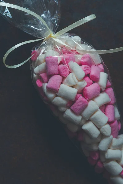 Kegelförmige Tüte Mit Erdbeere Und Vanille Marshmallows — Stockfoto