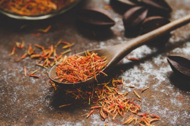 Küçük bir tahta kaşıkta İmeretian safranı.