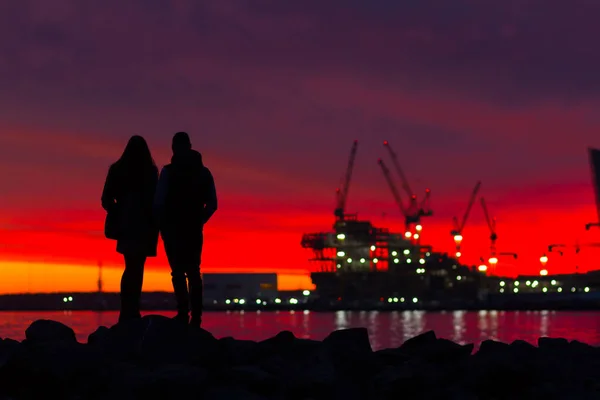 Rusya, St. Petersburg, Nisan 17, 2019: St. Petersburg 'un Üç Yüzüncü Yıldönümü Parkı, genç bir çift güzel bir gün batımına bakıyor.