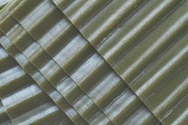 Lazanya yapmak için ıspanaklı makarna tabakları.