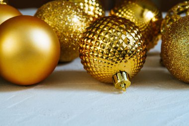 Noel mevsimsel arka planında çok renkli ışıklar, bulanık