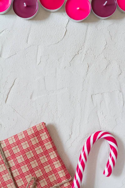 Regalo Navidad Envuelto Papel Artesanal Cuadros Con Velas Decoraciones Una —  Fotos de Stock