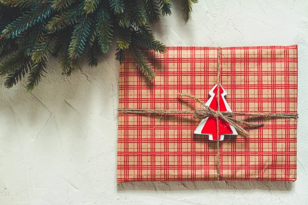 Regalo Navidad Envuelto Papel Artesanal Cuadros Con Decoraciones Una Superficie —  Fotos de Stock