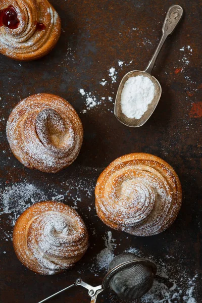 Hemgjorda Cruffin Bullar Med Hallon Fyllning Ett Mörkt Bord Ovanifrån — Stockfoto