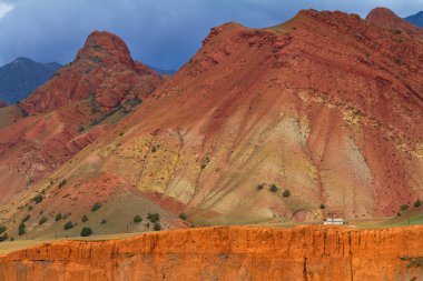 Orta Asya 'nın yüksek dağlarında, Kırgızistan' da yalnız küçük bir ev.